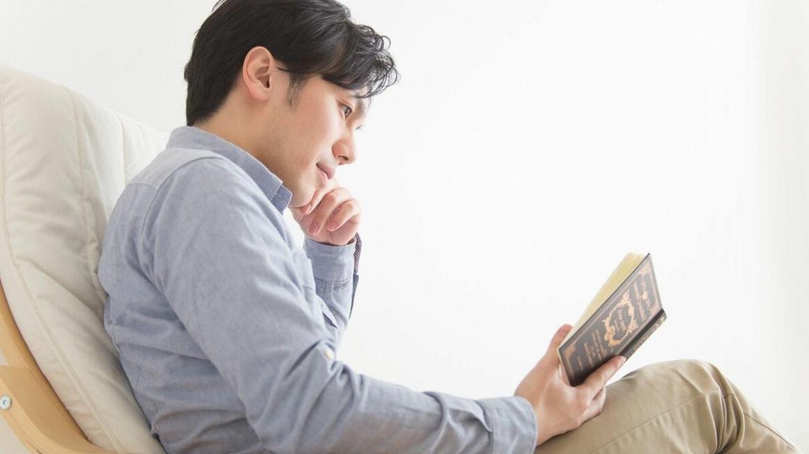 Profesional analizando datos financieros en pantalla