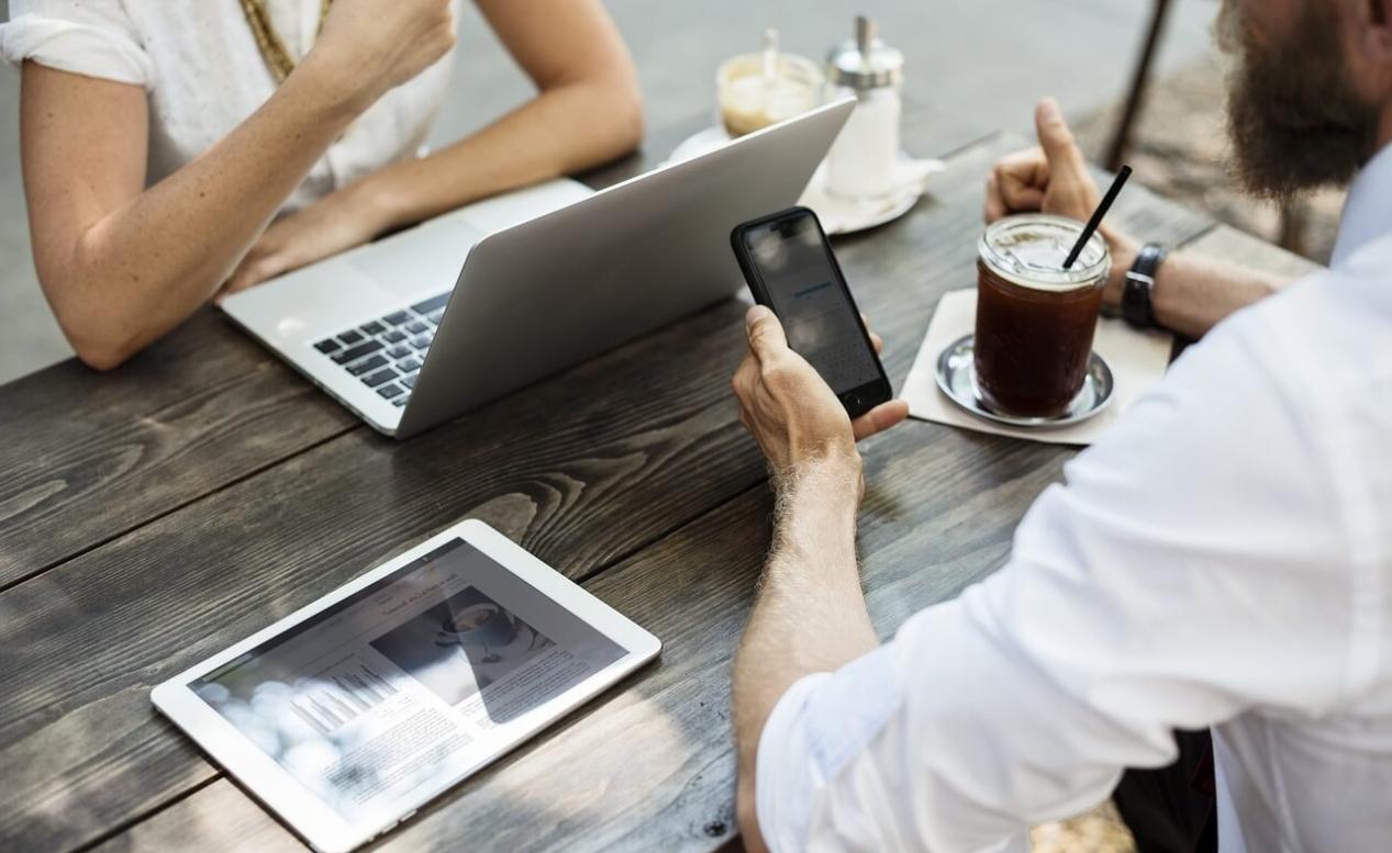 Participante del programa trabajando en análisis de estados financieros