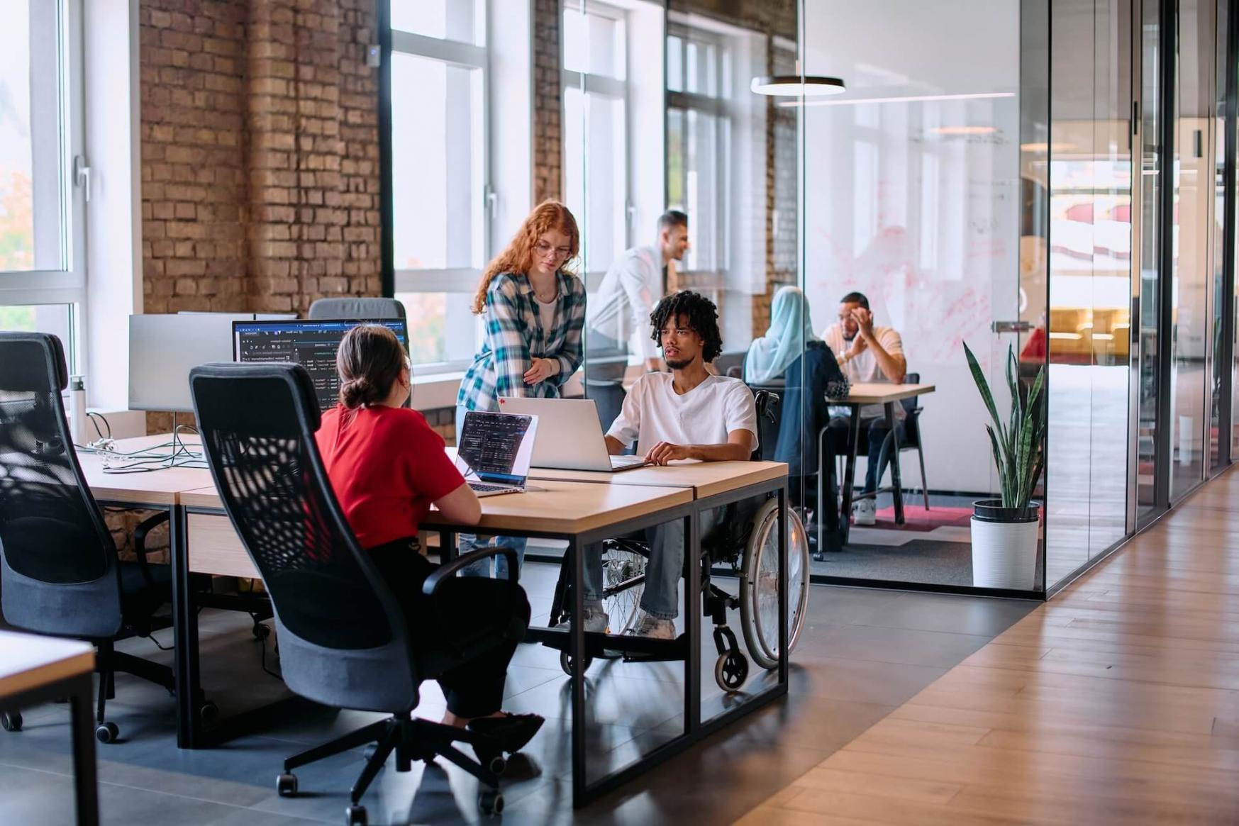 Estudiantes analizando datos financieros en sesión de formación práctica