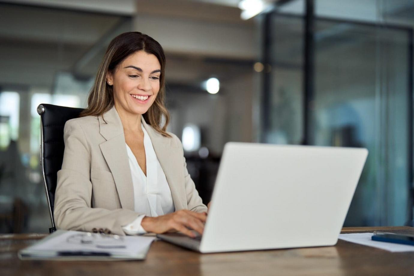 Profesional revisando informes de análisis